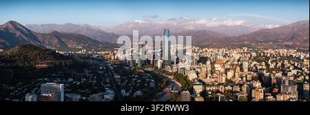 panoramische Luftaufnahme der Skyline von Santiago und der Andenlandschaft Stockfoto