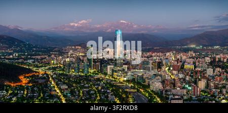panoramische Luftaufnahme der Skyline von Santiago und der Andenlandschaft Stockfoto
