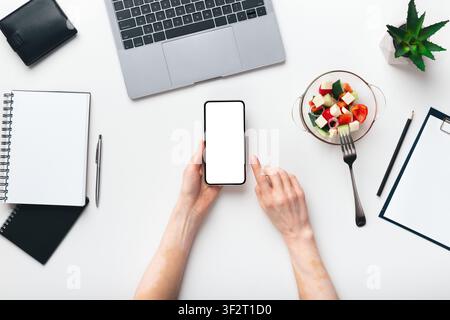 Handys mit weißen Leerzeichen in Frau Hände Stockfoto