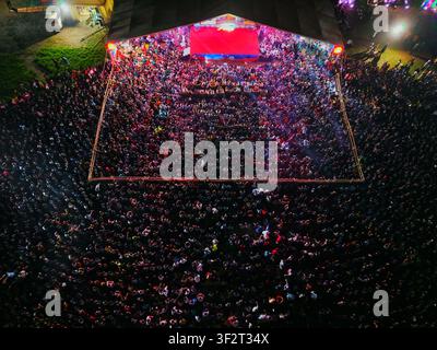 Dhaka, Bangladesch - 20. Juli 2026: Luftaufnahme des Mohsin-Hall-Spielplatzes, der mit einer riesigen Menschenmenge gefüllt ist, die ein Open-Air-Nachtkonzert unter hellem St Stockfoto