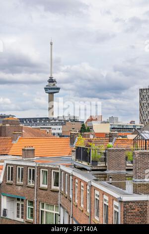 Rotterdam, Niederlande – 03. Juni 2026 – Blick auf den ikonischen Euromast-Beobachtungsturm, der über klassischen städtischen Wohnhäusern und Dachgärten aufragt Stockfoto