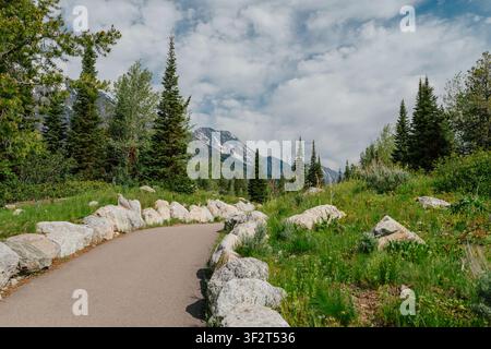 Befestigter Weg, der sich durch eine Berglandschaft windet. Stockfoto