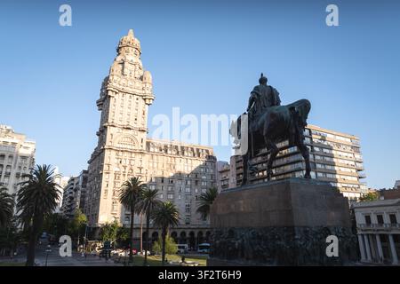 Luftbild der Architektur des Unabhängigkeitsplatzes in Montevideo, Uruguay Stockfoto