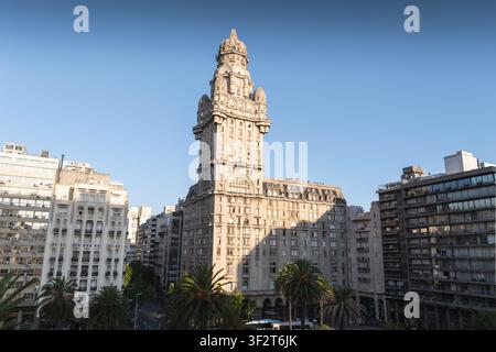 Architektonische Landschaft des Unabhängigkeitsplatzes in Montevideo, Uruguay Stockfoto