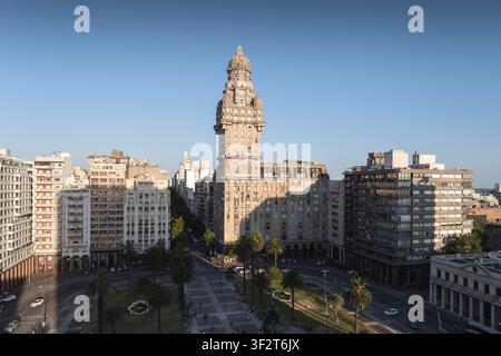 Architektonische Landschaft des Unabhängigkeitsplatzes in Montevideo, Uruguay Stockfoto