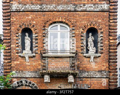 Viktorianisches rotes Backsteingebäude mit verzierten Nischen und Steinfiguren nahe der Folly Bridge am Fluss Thames (Isis), Oxford, England, Vereinigtes Königreich Stockfoto