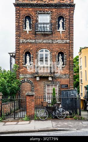 Viktorianisches rotes Backsteingebäude mit verzierten Nischen und Steinfiguren nahe der Folly Bridge am Fluss Thames (Isis), Oxford, England, Vereinigtes Königreich Stockfoto