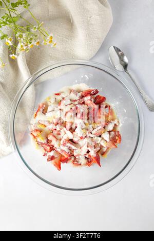 Gehackte Erdbeeren mit Zucker in einer Glasschale Stockfoto
