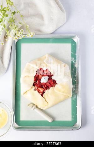 Hausgemachte Erdbeer-Galette bereit für den Ofen Stockfoto