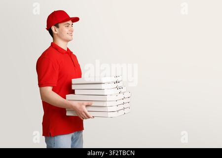 Schnelle Pizzalieferung. Courier hält viele Kisten Pizza Stockfoto