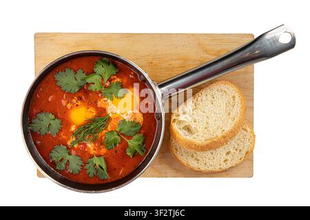 Shakshuka-Eier in der Bratpfanne mit Brot isoliert Stockfoto