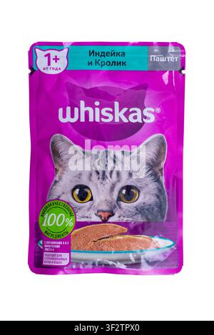 Moskau, Russland - 18. Dezember 2022. Katzenfutter in einer Whiskas-Festpackung ist auf weißem Hintergrund isoliert. Aufschrift auf dem Etikett auf Russisch Stockfoto