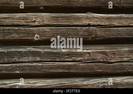 Alter dunkelbrauner Holzstamm-Hintergrund Verwitterte raue Holzoberfläche Rustikale Textur Natürliches Holzmuster Vintage-Wandbaustoff Bauernhaus Stockfoto