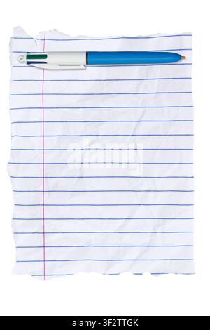 Leere zerrissene und zerknitterte linierte Papier mit einem Stift isoliert auf weiß für Bildung oder Brainstorming Stockfoto