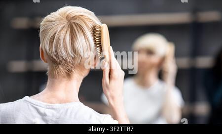 Unerkennbare Frau, Die Im Bad Die Haare Putzen, Panorama, Rückansicht Stockfoto