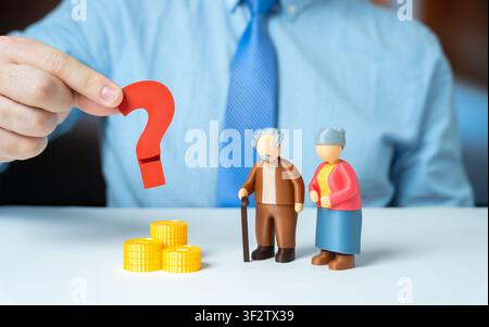 Rentenersparnis, finanzielle Stabilität, alternde Bevölkerung und sichere Zukunft nach dem Ruhestand. Finanzkonzept. Figuren von Rentnern, Münzen und Que Stockfoto
