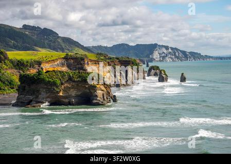 Drei Schwestern und Elephant Rock Meeresfelsen mit dramatischen Klippen, Neuseeland, 4. Januar 2024 Stockfoto