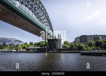 Blick auf die Tyne Bridge, die den Fluss Tyne überspannt, mit dem Sage Gateshead Musikzentrum im Hintergrund unter einem klaren blauen Himmel in Newcastle upo Stockfoto