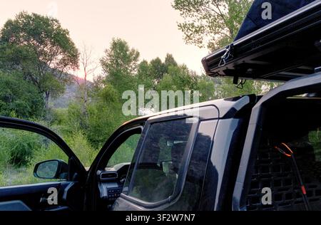 Overlanding-Gefährt im Morgenlicht Stockfoto