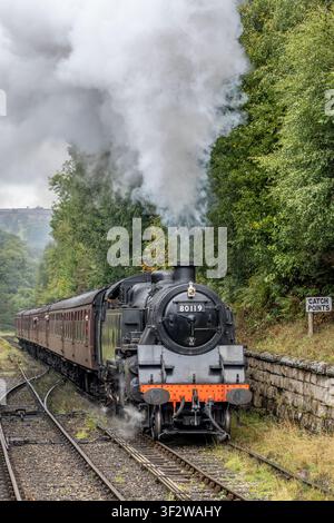 BR 2-6-4T ‚4MT‘ Nr. 80078 (als 80119 getarnt) nähert sich Goathland auf der North Yorkshire Moors Railway, Yorkshire, England, UK Stockfoto