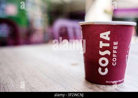 Leatherhead Surrey UK, 20. Juli 2026, Nahaufnahme einer markierten Costa Coffee Espresso-To-Go-Tasse auf einem Tisch mit Kopierraum, keine Personen Stockfoto