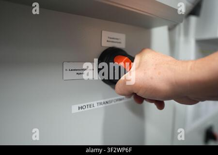PRODUKTION - 13. Juli 2026, Niedersachsen, Cuxhaven: Stephan Amberge, ein Ingenieur der Hamburger Wasserschutzpolizei, trennt die Landstromversorgung im Maschinenraum des seetüchtigen Küstenpatrouillenboots WS 1 ·Bürgermeister Brauer· kurz vor einer Patrouille auf der Nordsee. Das Patrouillengebiet des Wasserschutzpolizeireviers 4 (WSPK 4) erstreckt sich entlang der Elbe über 77 Seemeilen von Tonne 105/106 vor Stade bis Tonne E 3, etwa 15 Seemeilen südlich von Helgoland, sowie das Hamburger Wattenmeer mit seinen Inseln Neuwerk, Scharhörn und Nigehörn. Foto: Marcus Brandt/dpa Stockfoto