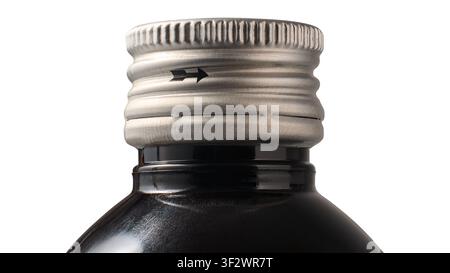 Silberne Metallkappe einer dunklen Glasmedizinflasche isoliert auf weißem Hintergrund, Schraubdeckel mit schwarzem Pfeil und gerippter Textur, Makro-Nahaufnahme Stockfoto