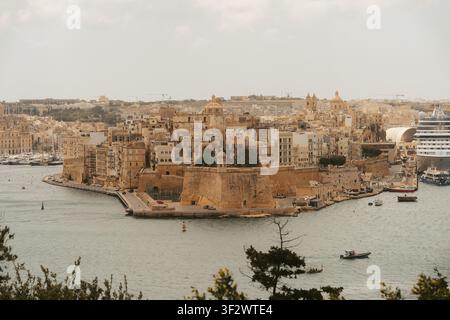 Valletta, Malta - 15. Juli 2022: Blick auf die historische Halbinsel Senglea mit ihren alten Steinbefestigungen, traditionellen Kalksteingebäuden und der Stockfoto