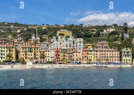 Scenische Panoramablick auf die farbenfrohen Ufergebäude und den Strand vom Meer aus, Santa Margherita Ligure, Italien Stockfoto