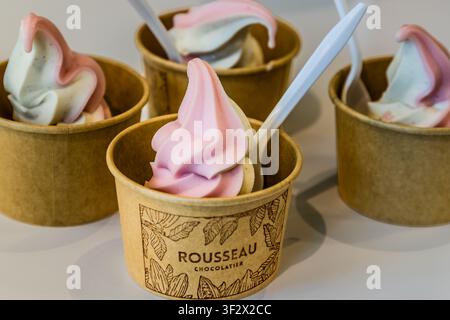 Weich Eis mit Beerenschwirl in Tassen von Confiserie Rousseau Chocolatier. Das Unternehmen, das sich auf preisgekrönte Schokoladen spezialisiert hat, serviert in dieser Filiale auch Weich Eis. Halifax, Neuschottland, Kanada Stockfoto