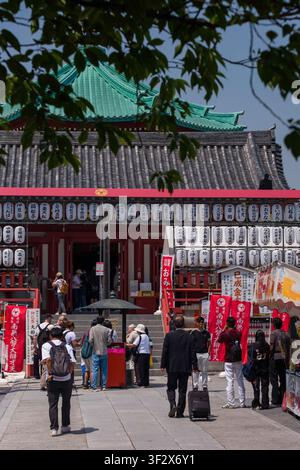 Eingebettet im Ueno-Park ist der Shinobazu no Ike Bentendō ein malerischer buddhistischer Tempel, der für seine auffällige rote und graue Architektur und einzigartige Stockfoto
