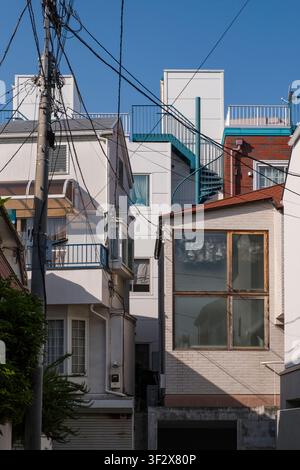 Eingebettet in die pulsierende Metropole Tokio bietet Mita in der Stadt Meguro eine faszinierende Mischung aus moderner und traditioneller japanischer Architektur. Die Stockfoto