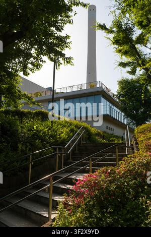 Die Meguro-Müllverbrennungsanlage in Tokio präsentiert eine überraschende Mischung aus industrieller Funktionalität und durchdachtem Design, das sich nahtlos in die Stockfoto