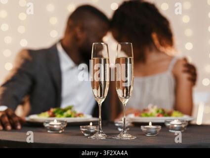 Zwei Gläser Champagner am valentinstag Stockfoto