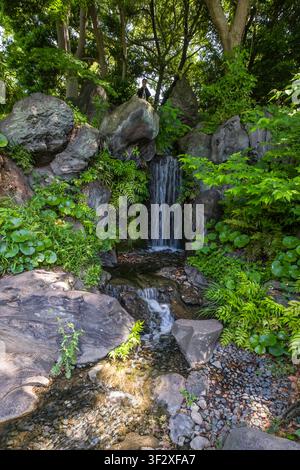 Der Ninomaru-Garten, der im Imperial Palace East National Gardens liegt, bietet mit seinen wunderschön gestalteten Einrichtungen eine ruhige Oase. Ein Bild Stockfoto