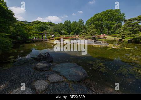 Der Ninomaru-Garten, der innerhalb der Kaiserpalast-Ost-Nationalgärten in Tokio gelegen ist, präsentiert eine ruhige Landschaft aus Teichen, Felsen und sorgfältig gepflegten Stockfoto