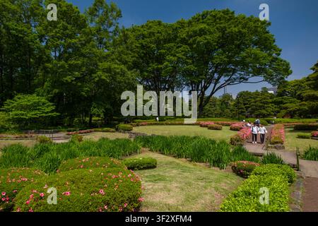 Der Ninomaru-Garten, der sich innerhalb der Kaiserpalast-Ost-Nationalgärten in Tokio befindet, präsentiert eine ruhige Landschaft mit sorgfältig gepflegten Wasserflächen Stockfoto