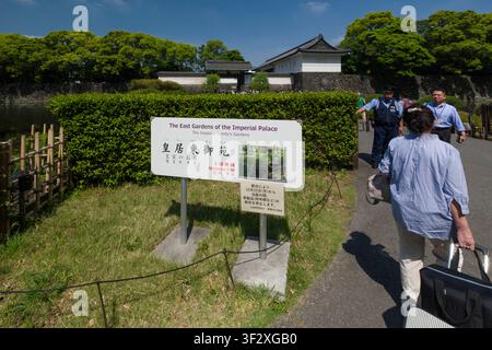 In der Nähe des Ōte-Mon-Tores gelegen, bietet der Ostgarten des Kaiserpalastes eine ruhige Oase im geschäftigen Chiyoda-Stadtteil von Tokio. Dieser öffentliche Park Stockfoto