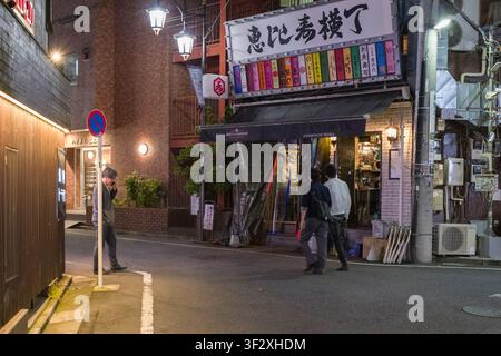 Ebisu Yokocho ist eine lebhafte Gasse in Shibuya, Tokio, die mit etwa zwanzig unabhängigen Restaurants und Izakayas gefüllt ist. Dieser stimmungsvolle Ort bietet Besuchern Stockfoto