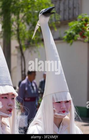 Diese Fotografie fängt eine Szene vom lebhaften Sanja Matsuri-Fest in Asakusa, Tokio, ein. Frauen in charakteristischen weißen Reiherkostümen bereiten Stockfoto