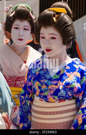 Dieses Bild zeigt eine Szene vom Sanja Matsuri Festival in Asakusa, Tokio. Zwei erwachsene Frauen sind in traditionellen Kimonos und aufwendiger M… Stockfoto