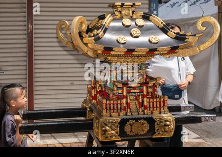 Dieses Bild fängt eine Szene vom Sanja Matsuri-Fest in Asakusa, Tokio, ein. Die Aufnahme zeigt einen wunderschön geschmückten Mikoshi, oder Trageskrin, Stockfoto
