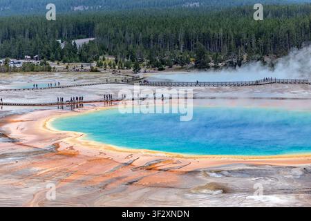 Luftaufnahme des Grand Prismatic Spring mit Regenbogenfarben und Touristen auf dem Bohlenweg, Midway Geyser Basin, Yellowstone-Nationalpark, Wyoming, USA Stockfoto