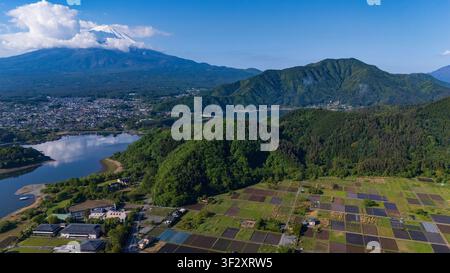 Diese Luftaufnahme zeigt die atemberaubende Aussicht auf den Berg Fuji und den Kawaguchi-See in der Präfektur Yamanashi, Japan. Das Bild fängt die ruhige b Stockfoto