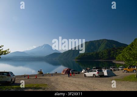 Der Koan Camping Ground bietet Campingplätze am See mit atemberaubendem Blick auf den Berg Fuji und die umliegenden bewaldeten Hügel. Er liegt am Ufer des Moto-Sees Stockfoto