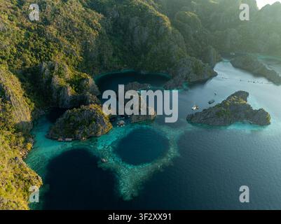 Luftaufnahme der Twin Lagoon mit türkisfarbenem Wasser, Kalksteinklippen und üppiger Vegetation in Coron, Mimaropa, Philippinen. Stockfoto