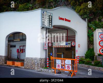 07 20 2026 - Amalfi, Italien. Luna Rossa Parkeneingang in Amalfi, Italien, bequemer Zugang zur historischen Stadt und zur Amalfiküste mit Untergrund Stockfoto