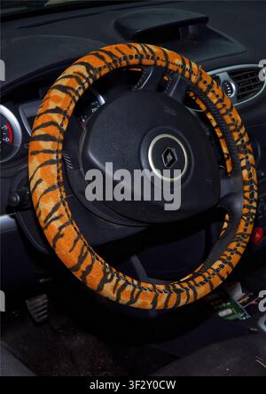 Nahaufnahme eines Autofahrradlenkrads mit Tigerprint-Bezug Stockfoto