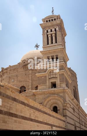 Kirche des Heiligen Georg in Kairo, Ägypten, griechisch-orthodoxe Kirche innerhalb der Babylonfestung im koptischen Kairo, Blick auf die Gebäudefassade mit Glockenturm. Stockfoto