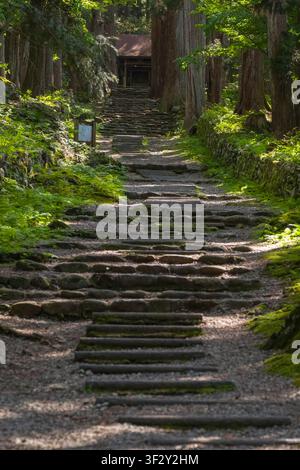 Der Heisenji Hakusan-Schrein verfügt über einen langen, sanft ansteigenden Weg, der aus Steinstufen und Holzplanken gebaut ist. Dieser Weg führt Besucher durch einen Stockfoto